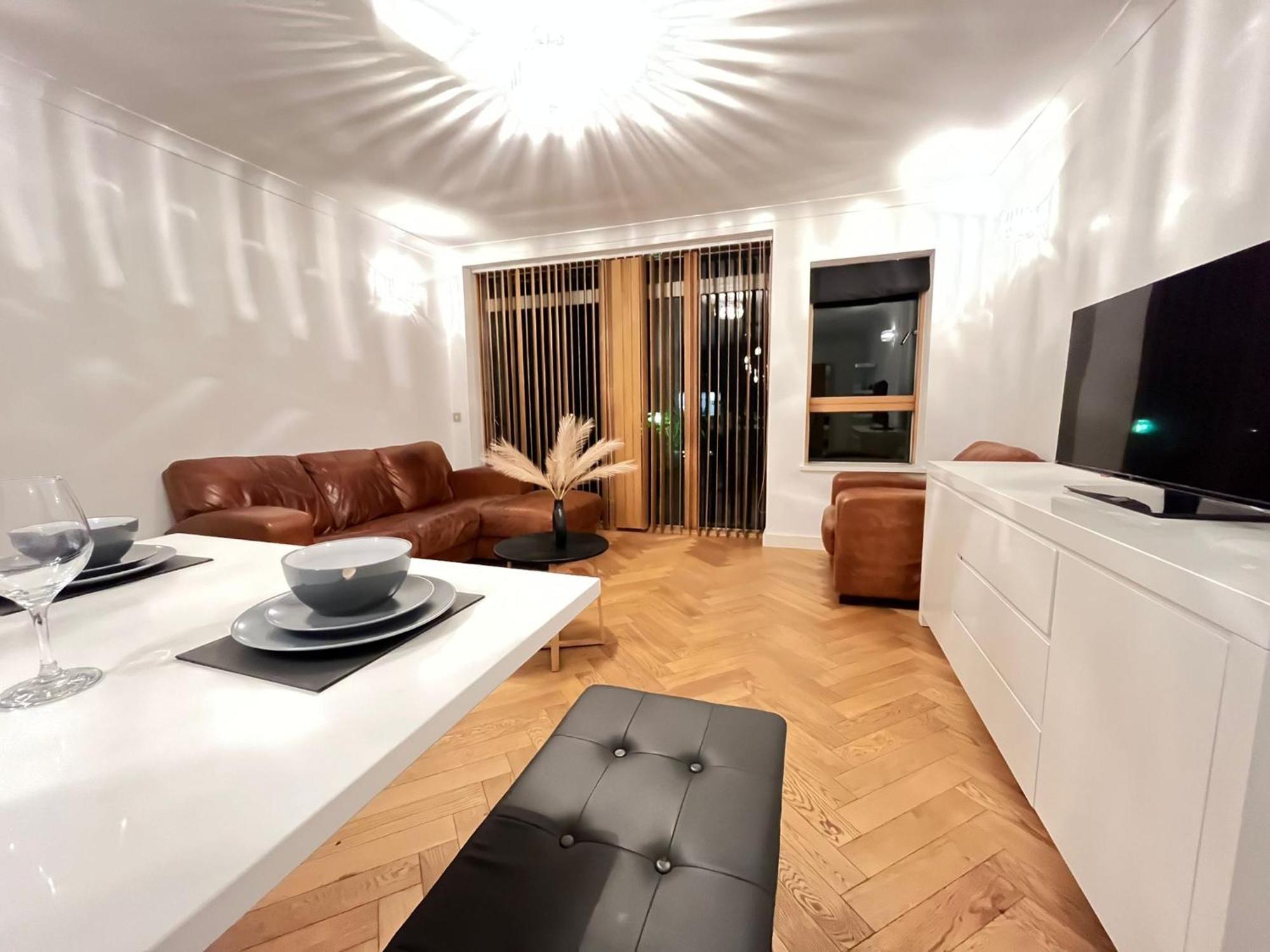 Luxury Riverside Retreat With Bath Jacuzzi Apartamento