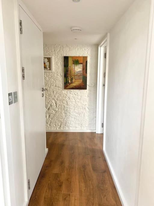 Bright And Spacious Victorian Conversion Apartment *