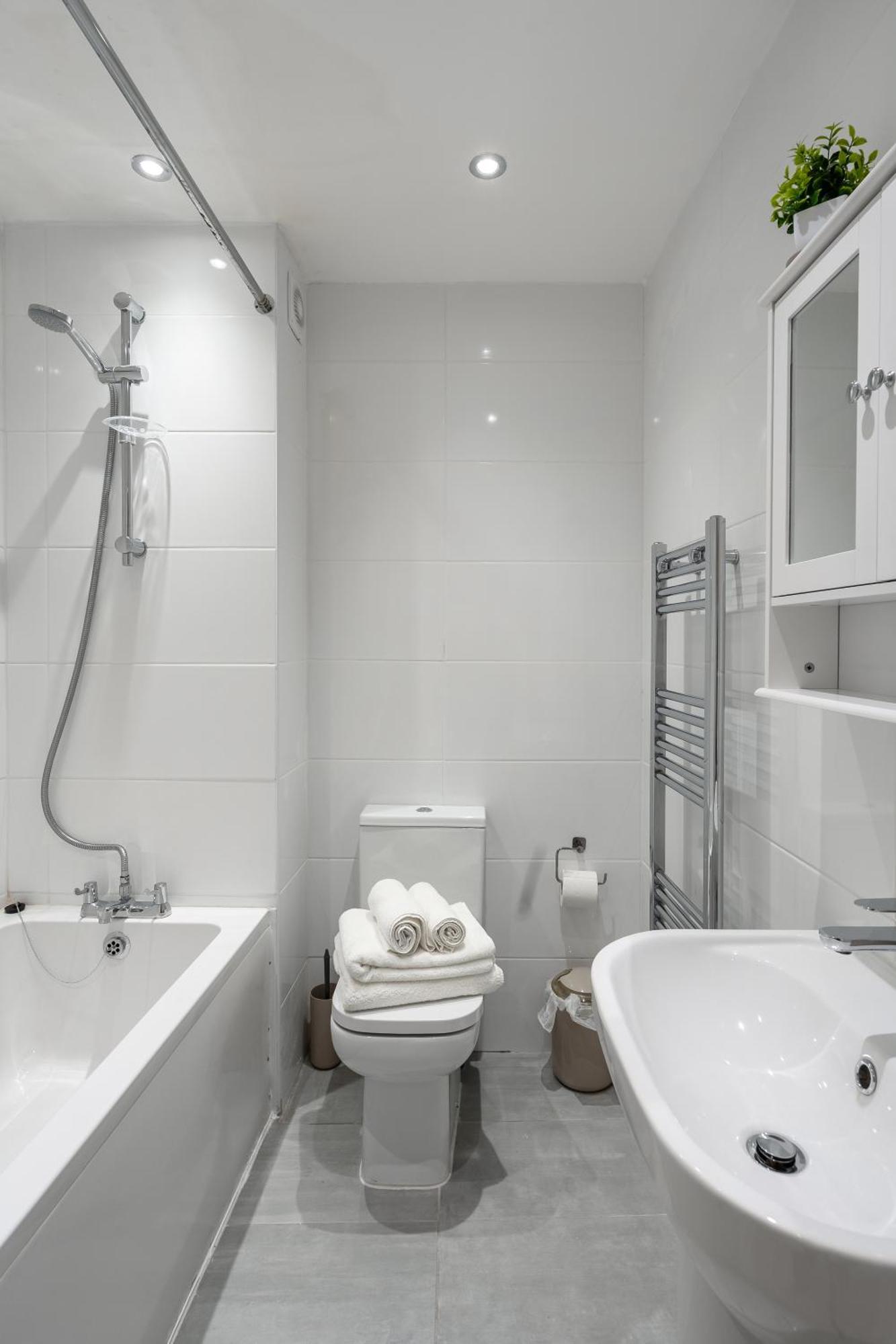 Beautiful Flat Near - Entire Flat - Equipped Kitchen - Private Bathroom Apartment *