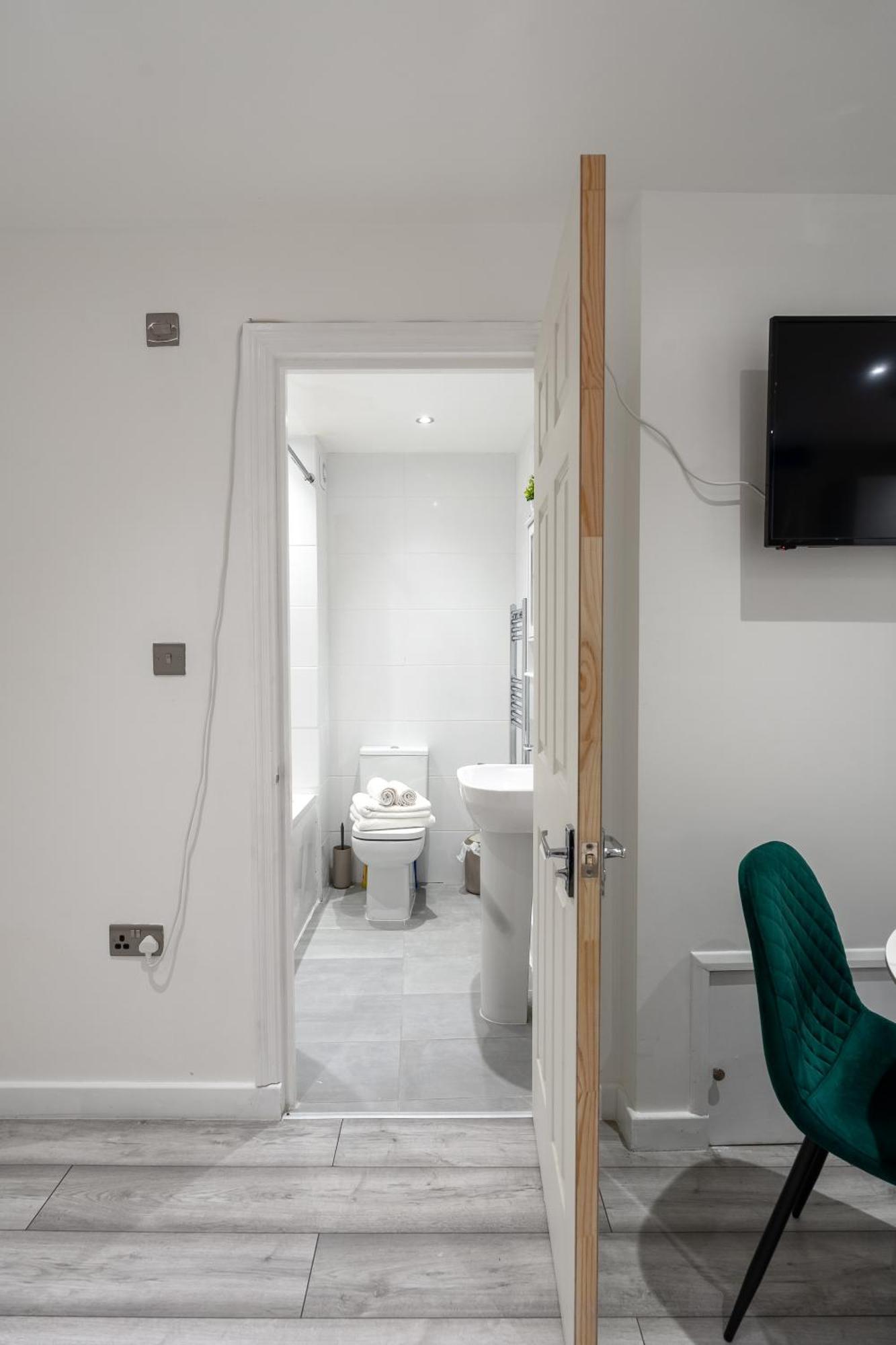 Beautiful Flat Near - Entire Flat - Equipped Kitchen - Private Bathroom Apartment London
