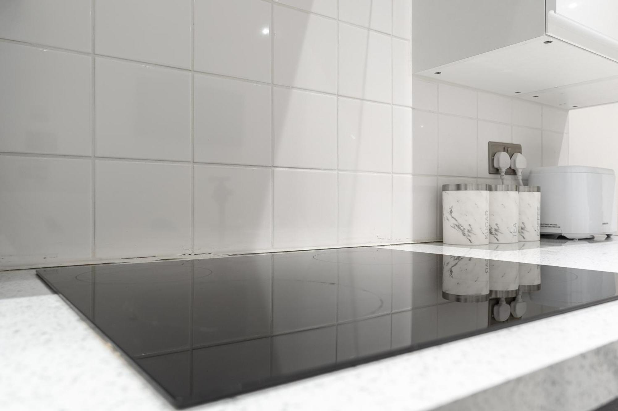 Beautiful Flat Near - Entire Flat - Equipped Kitchen - Private Bathroom Apartment *