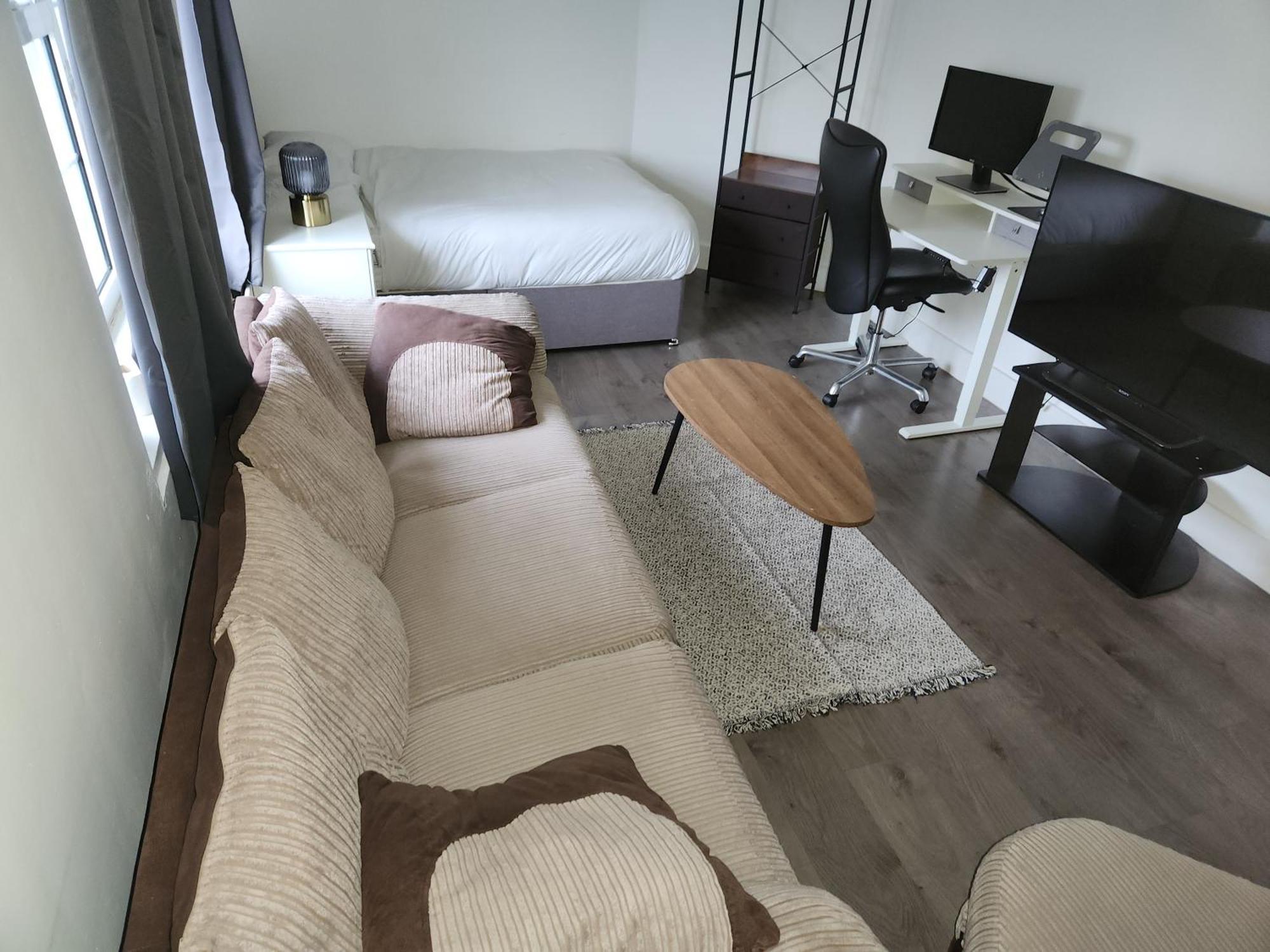Appartement Flat With Work Station, Monitor, Smart Tv & Netflix *