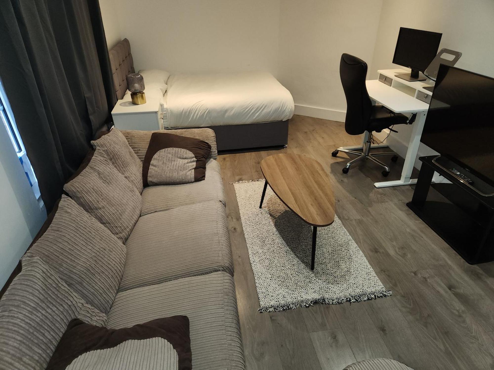 Flat With Work Station, Monitor, Smart Tv & Netflix Londen