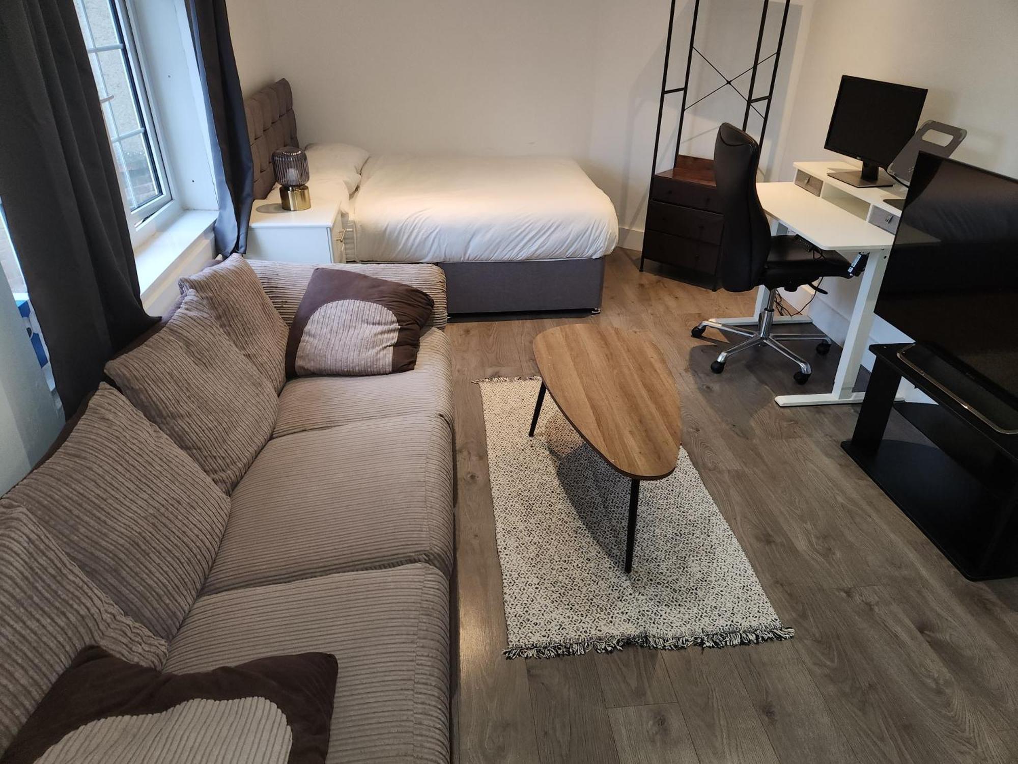 Flat With Work Station, Monitor, Smart Tv & Netflix * Londen