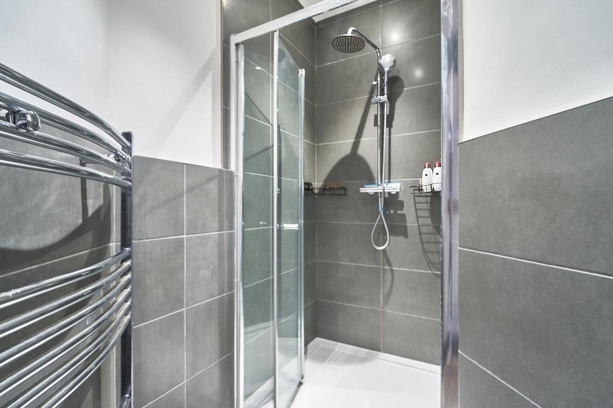 Exclusive Offers L Last-minute Specials L Flat 5 L Newly Renovated 2 Bedroom Flat By Live Short Lets & Serviced L