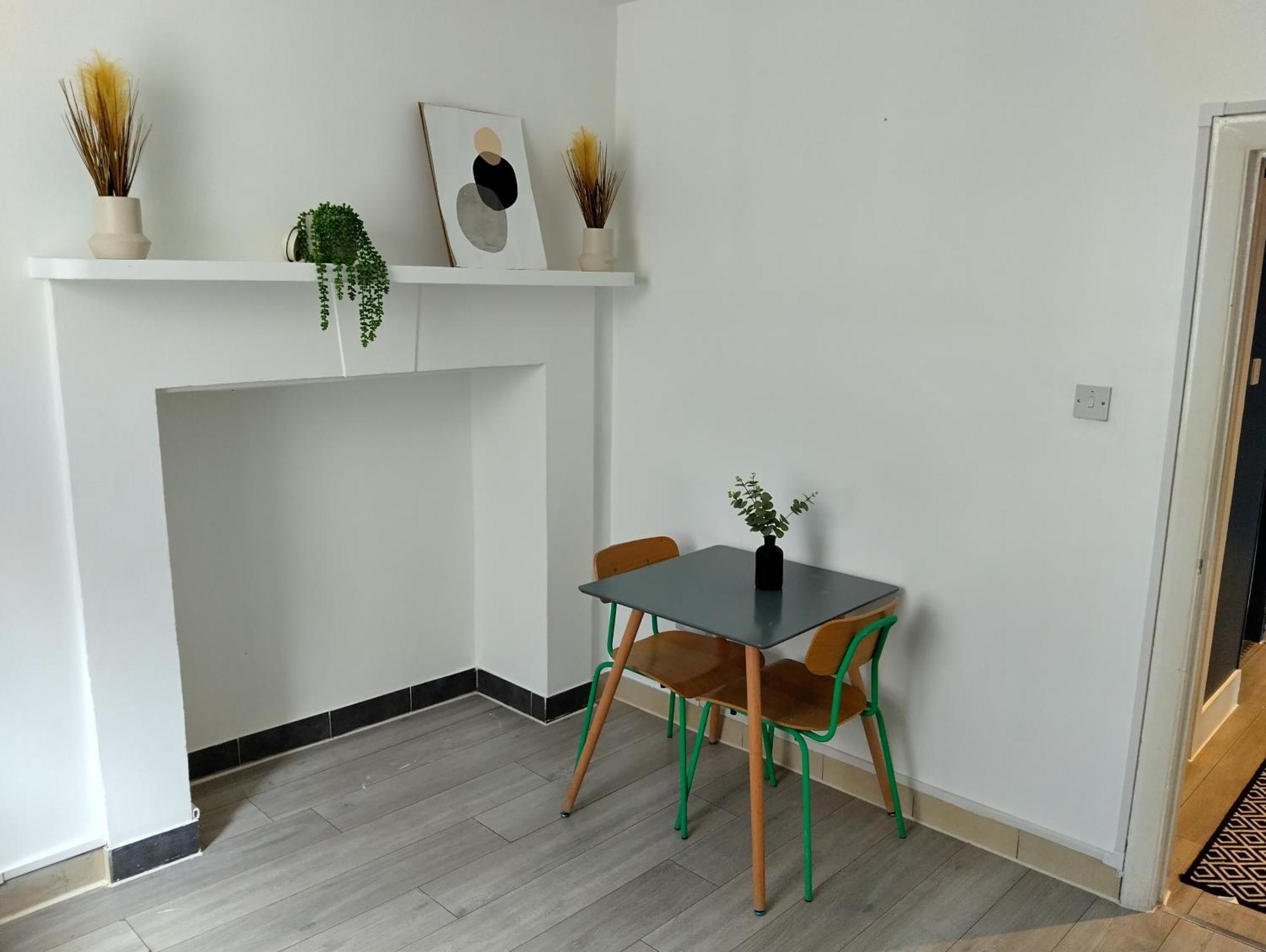 Spacious 5-bedroom, 4-bathroom In Central Zone 1 Appartement