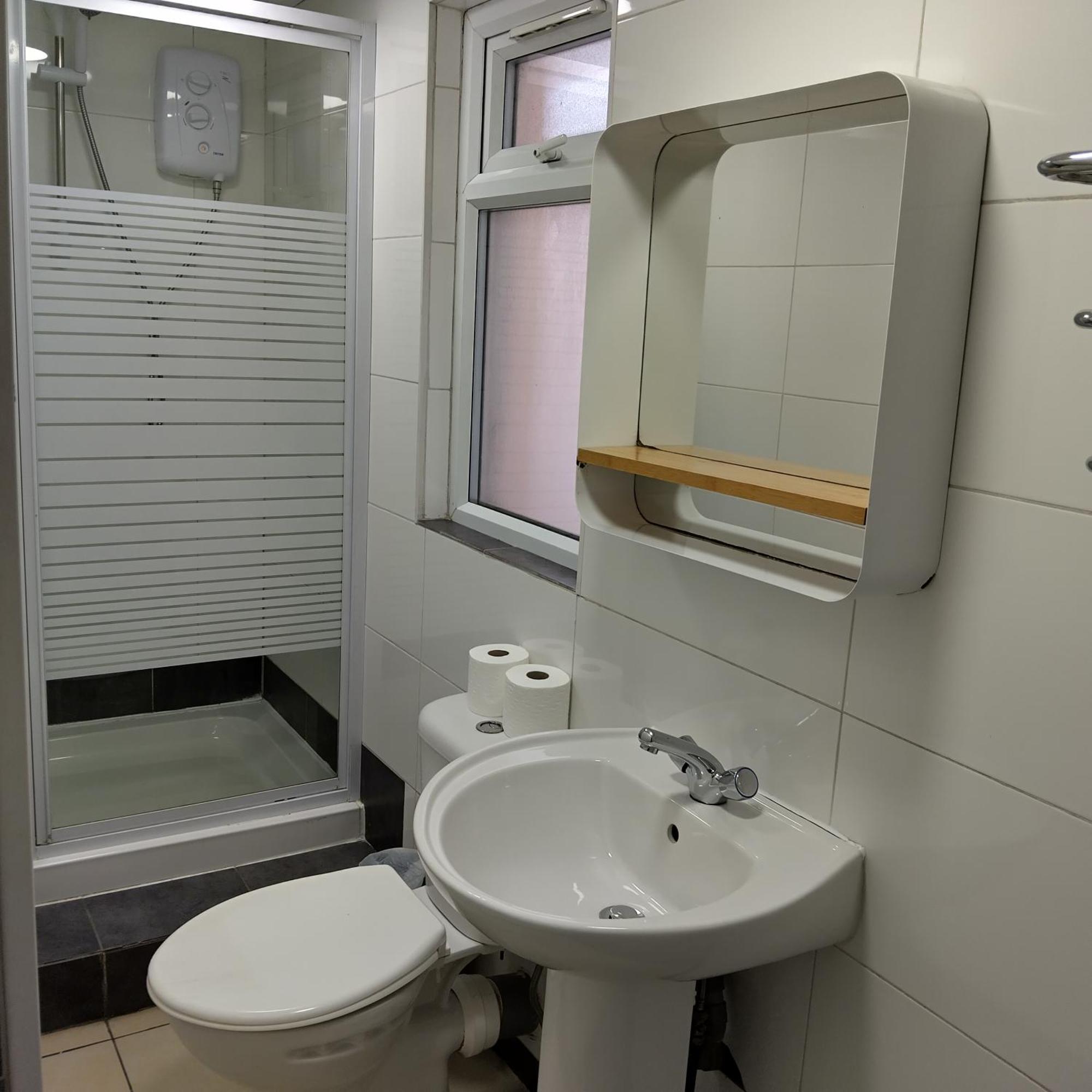 Spacious 5-bedroom, 4-bathroom In Central Zone 1 Appartement