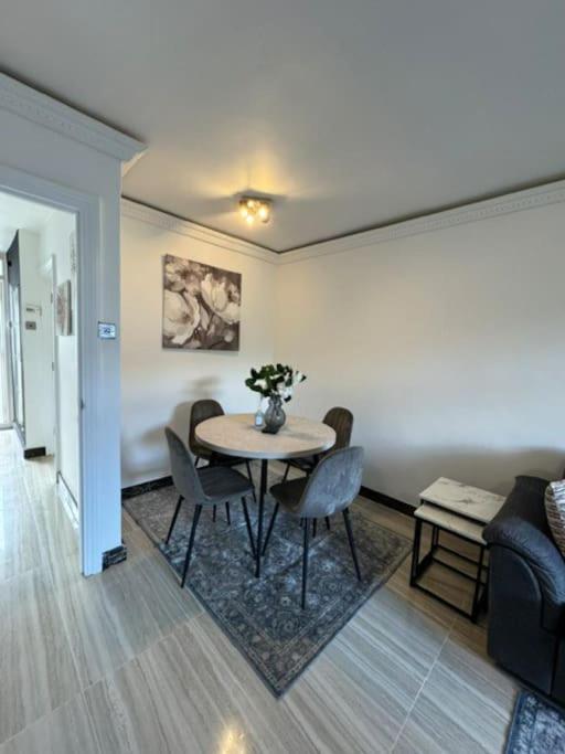 Stylish 2-bedroom Duplex Sleeps 6 Appartement *