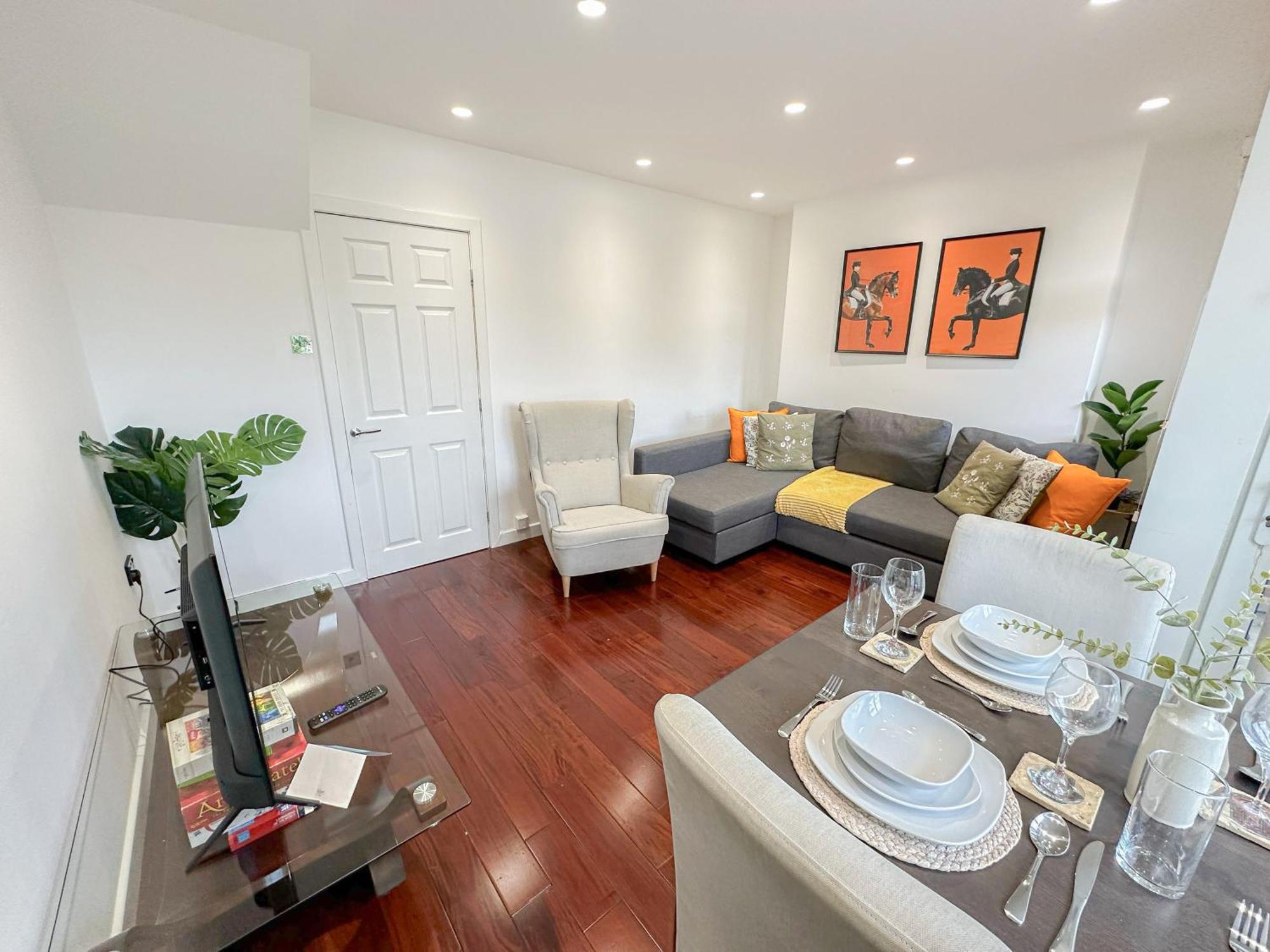 Charming 2-bedroom Flat With Private Balcony Near Islington Station, Canonbury * Londres