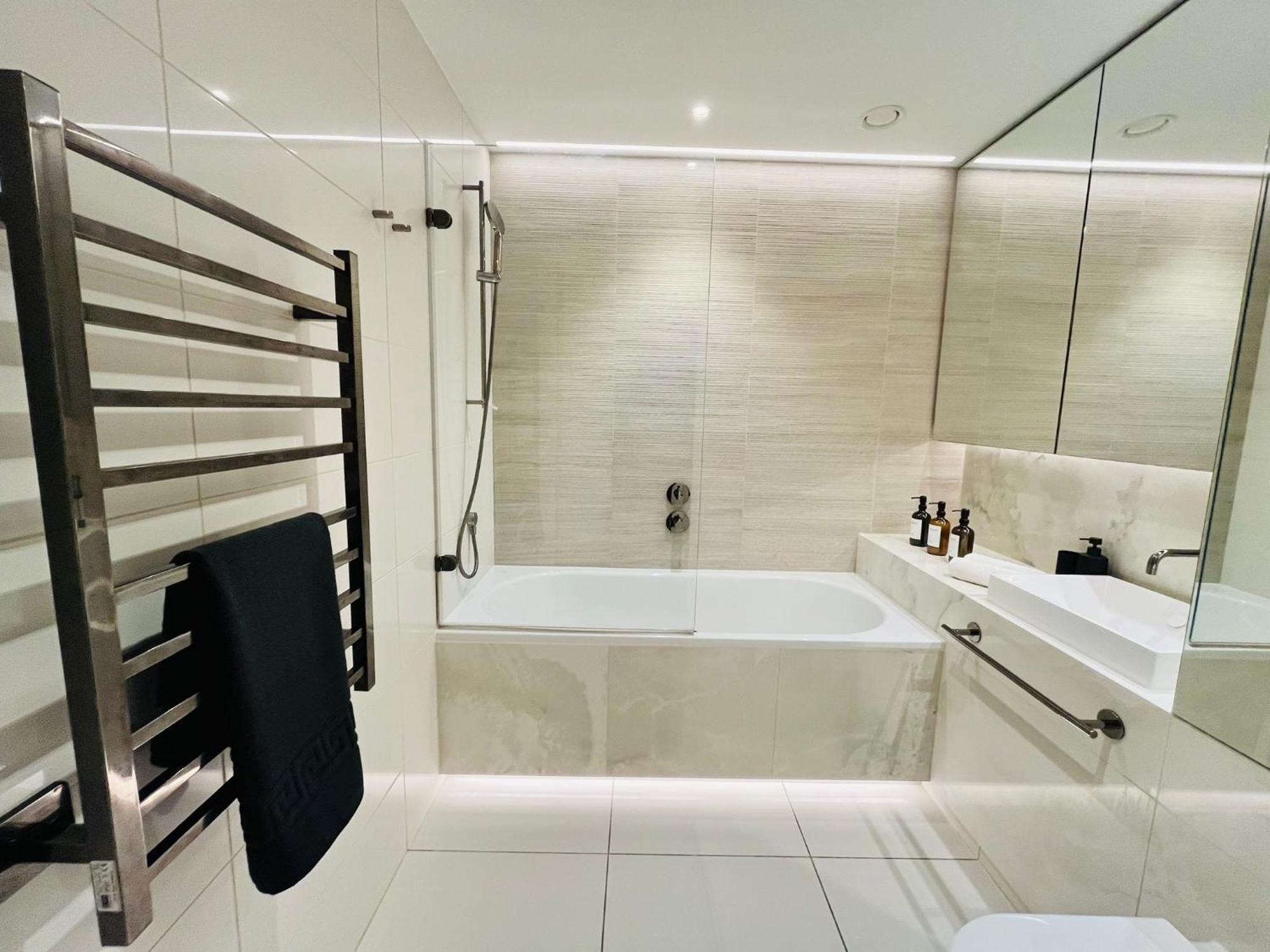 Appartement Exotic Two Bedroom Apartment -West London -Steps To Tube, Westfield