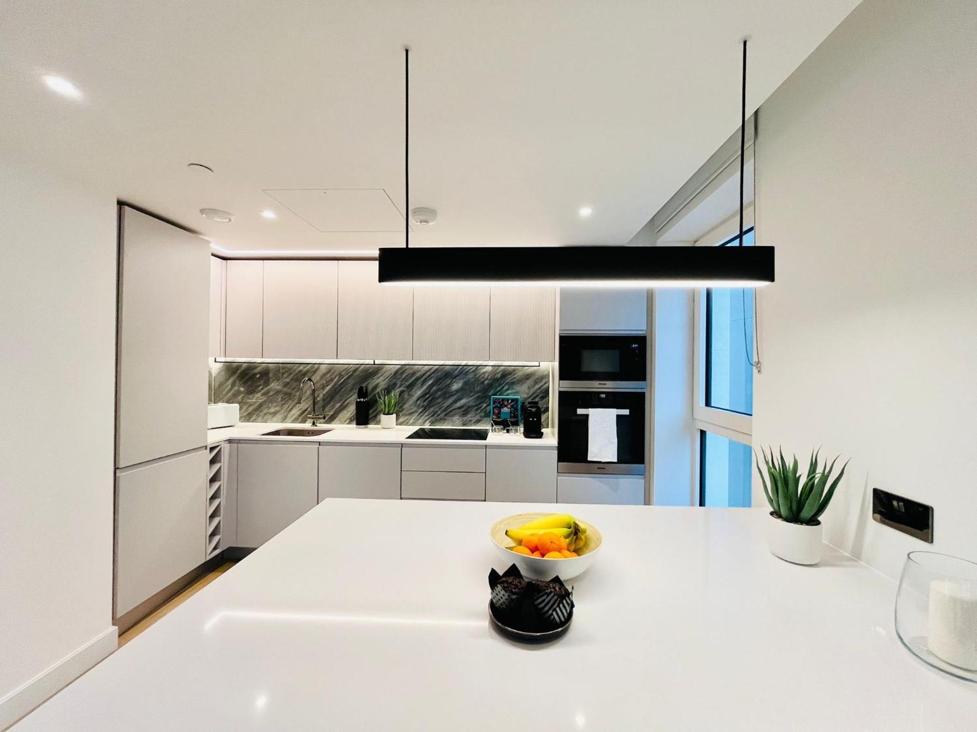 Exotic Two Bedroom Apartment -West London -Steps To Tube, Westfield Appartement Londres
