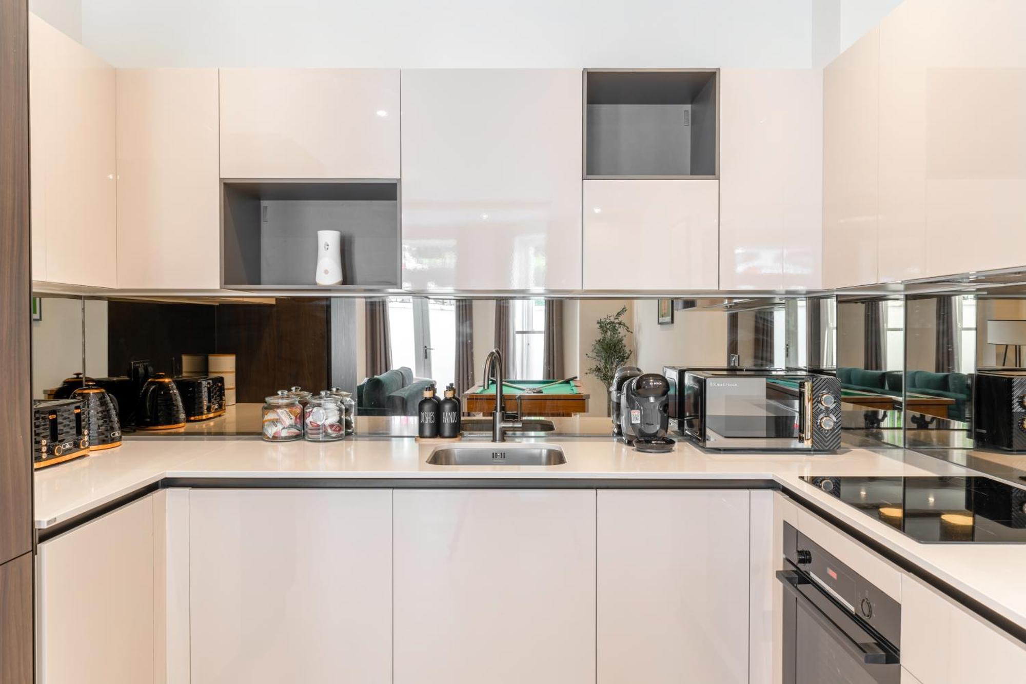 Newlands Punks By Artsy Apartamento