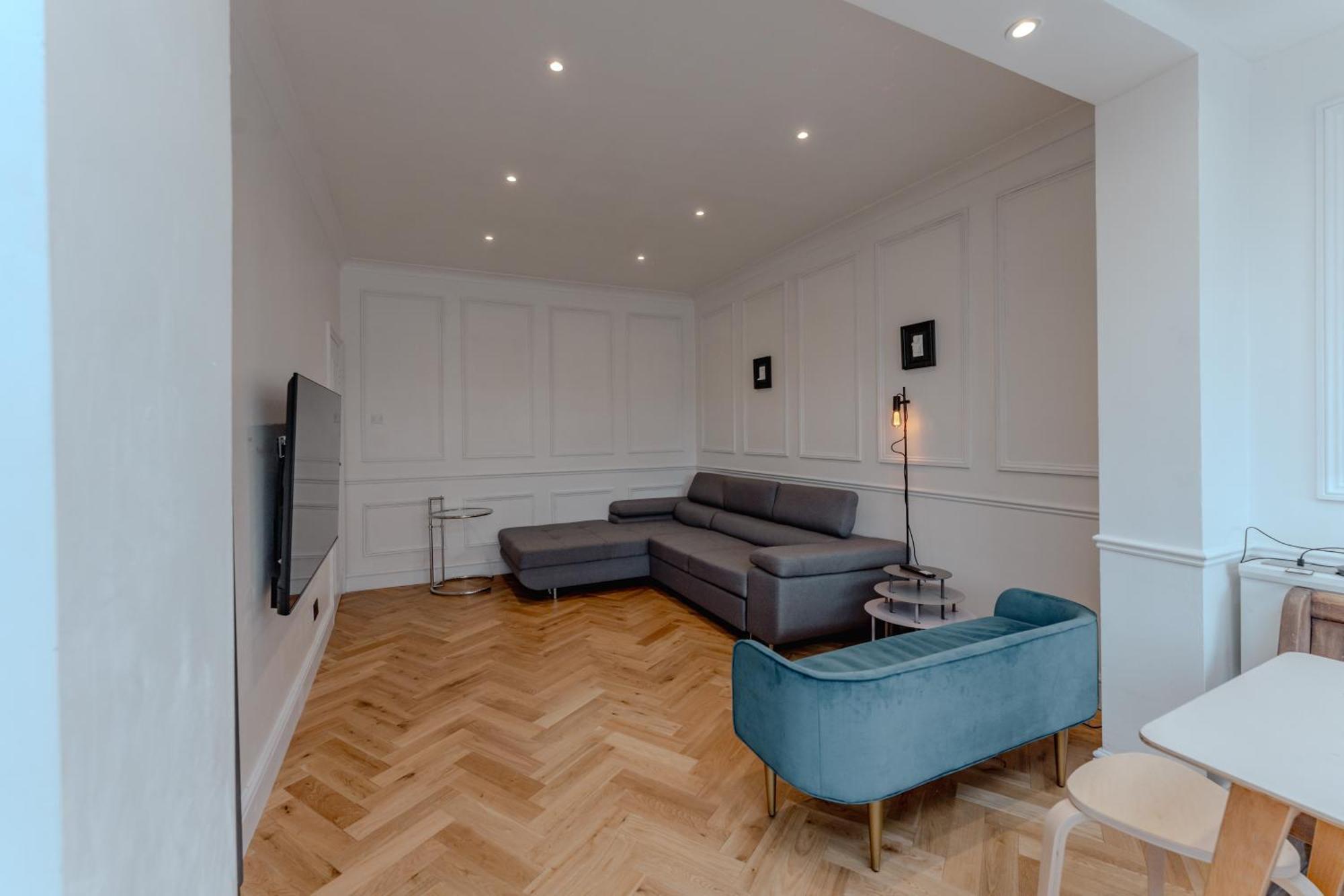 Wembley Lovely 6 Bed House Sleeps Up To 14 Casa de férias *