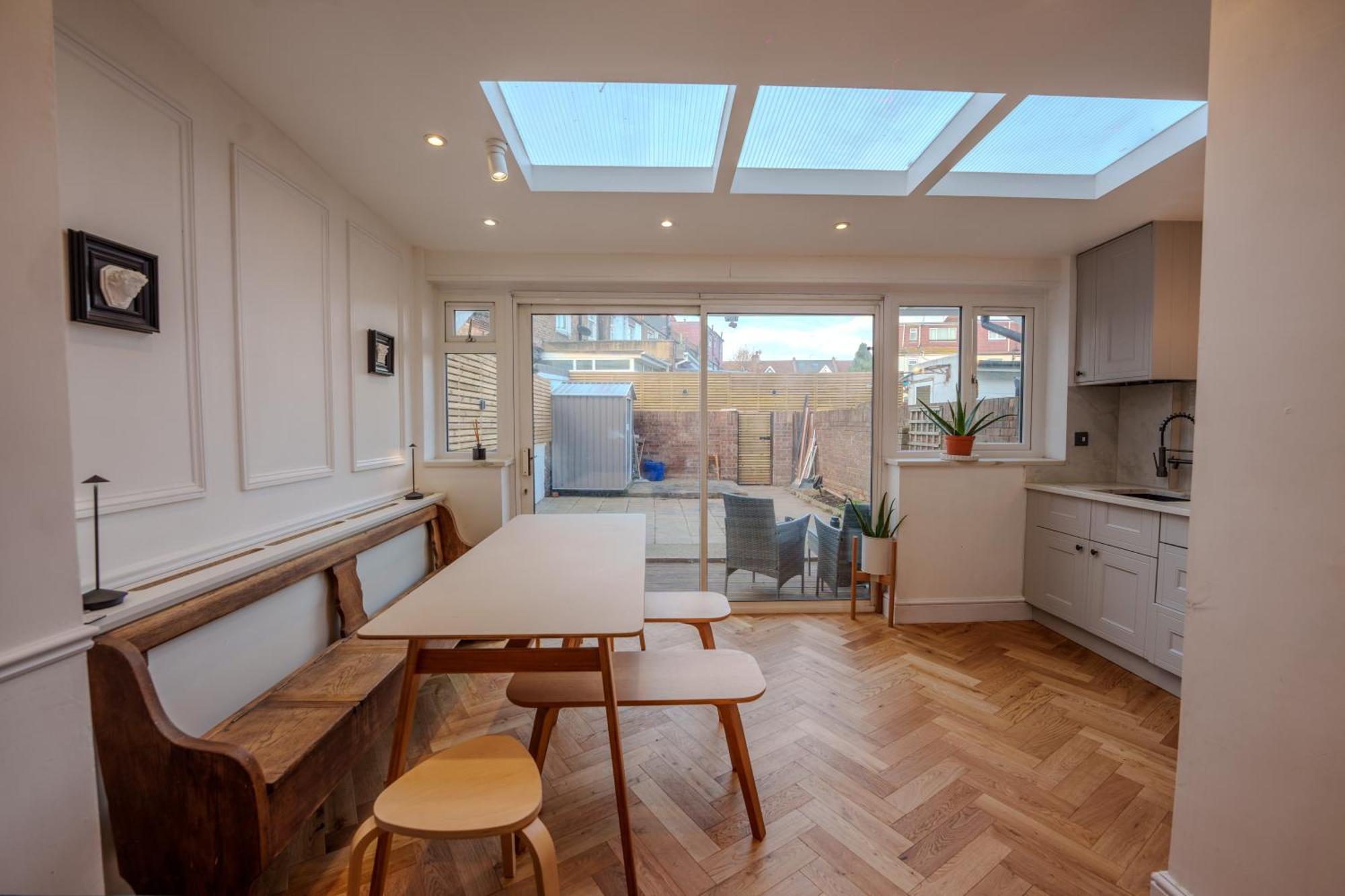 Wembley Lovely 6 Bed House Sleeps Up To 14