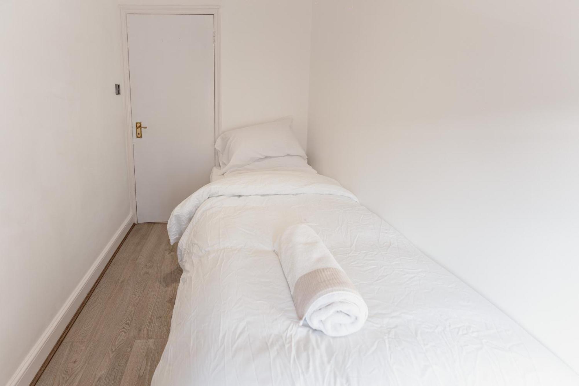 Wembley Lovely 6 Bed House Sleeps Up To 14