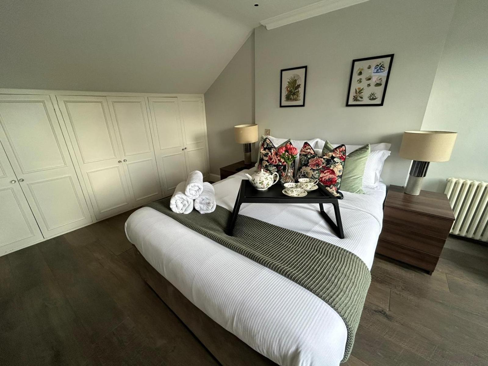 Apartamento Beautiful And Spacious 2 Bed, 2 Bath Bordering Fulham And Chelsea - Entire With Private Entrance Londres