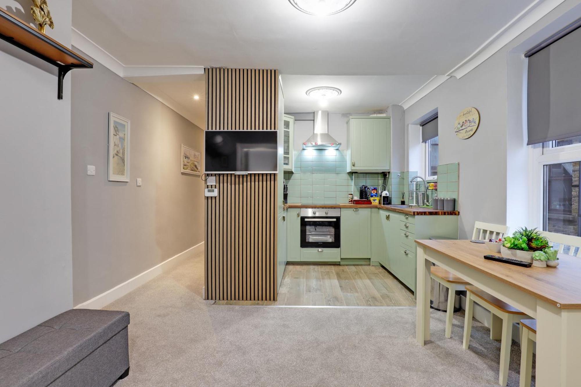 Sleeps 4,roof Garden, Top Apartment, Zone 2 Cls Central *