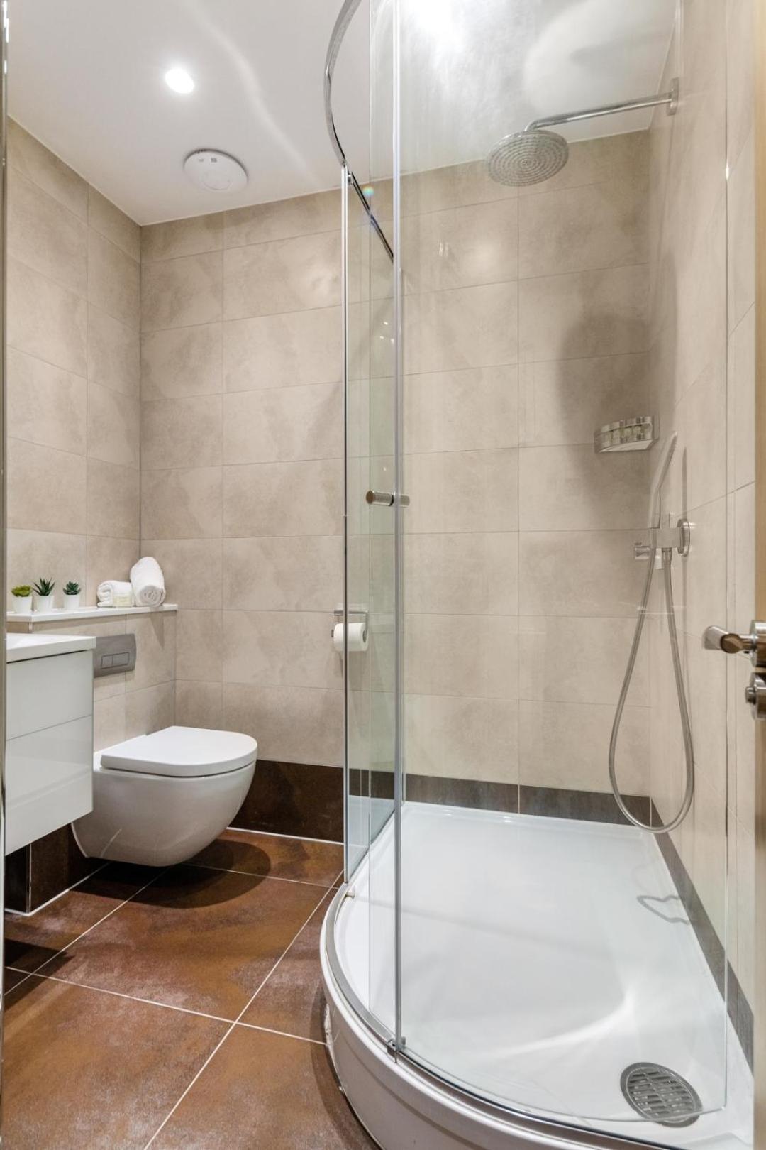 Bnbnook - Spacious 2br - Walk To Soho & Oxford Street Londen
