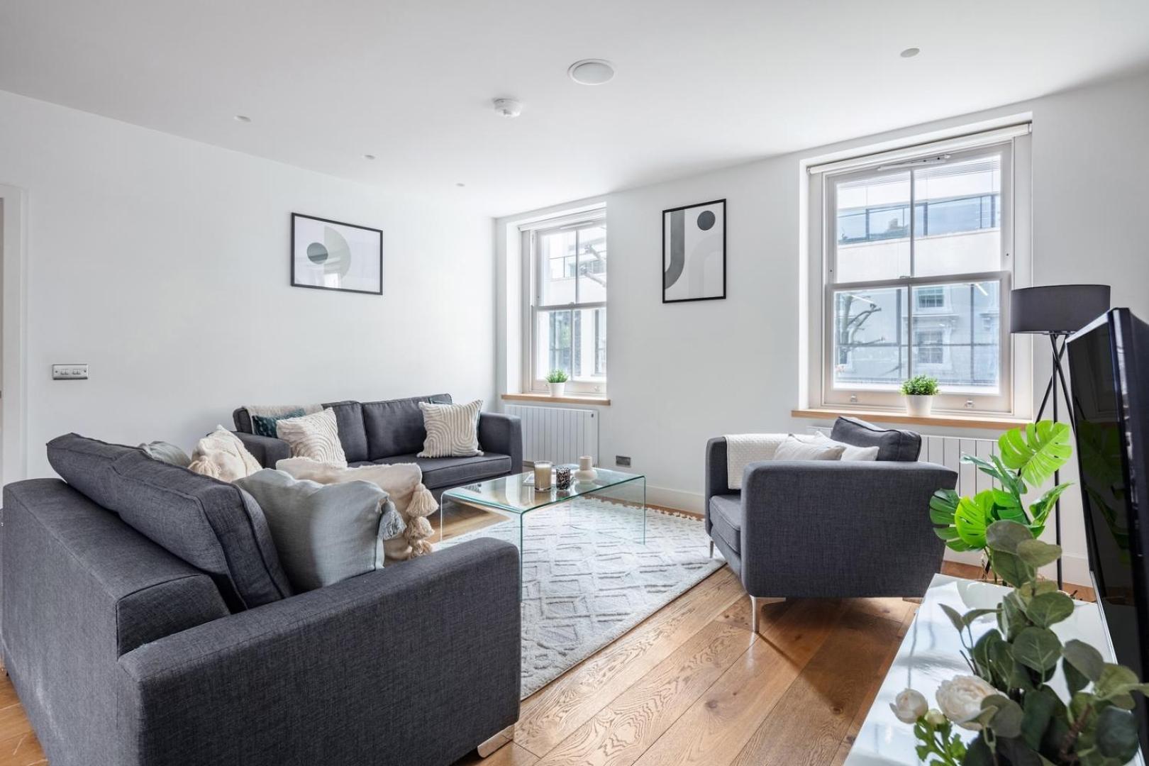 Bnbnook - Spacious 2br - Walk To Soho & Oxford Street Londen