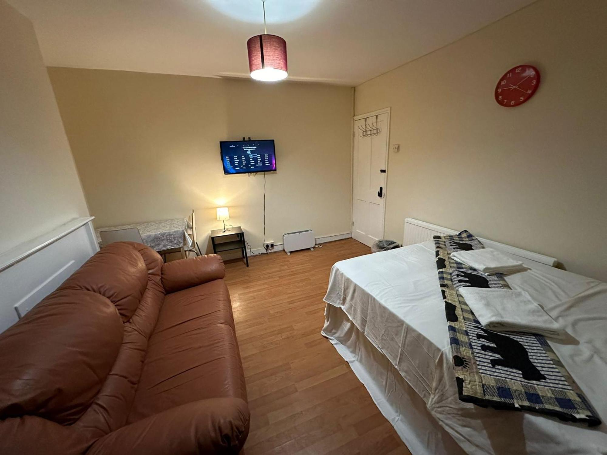 Beautiful 1 Private Bedroom In A Shared 3-bedroom Minutes Walk From Bethnal Londres