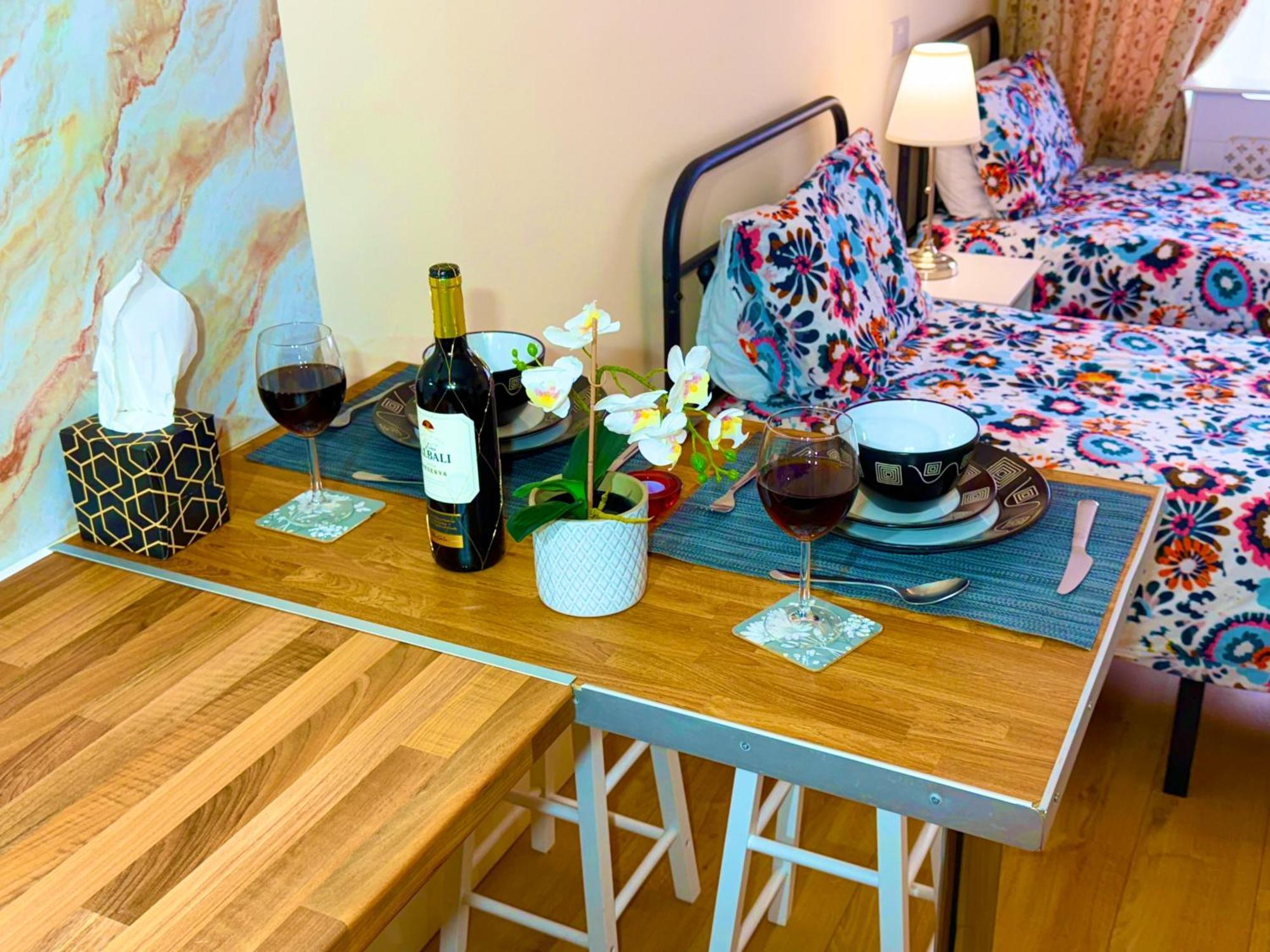 2 Bed Studio-free Parking-pet Friendly-garden Appartement