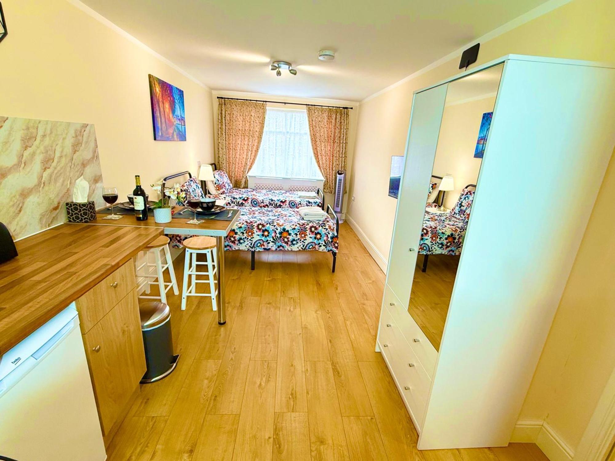 2 Bed Studio-free Parking-pet Friendly-garden Appartement
