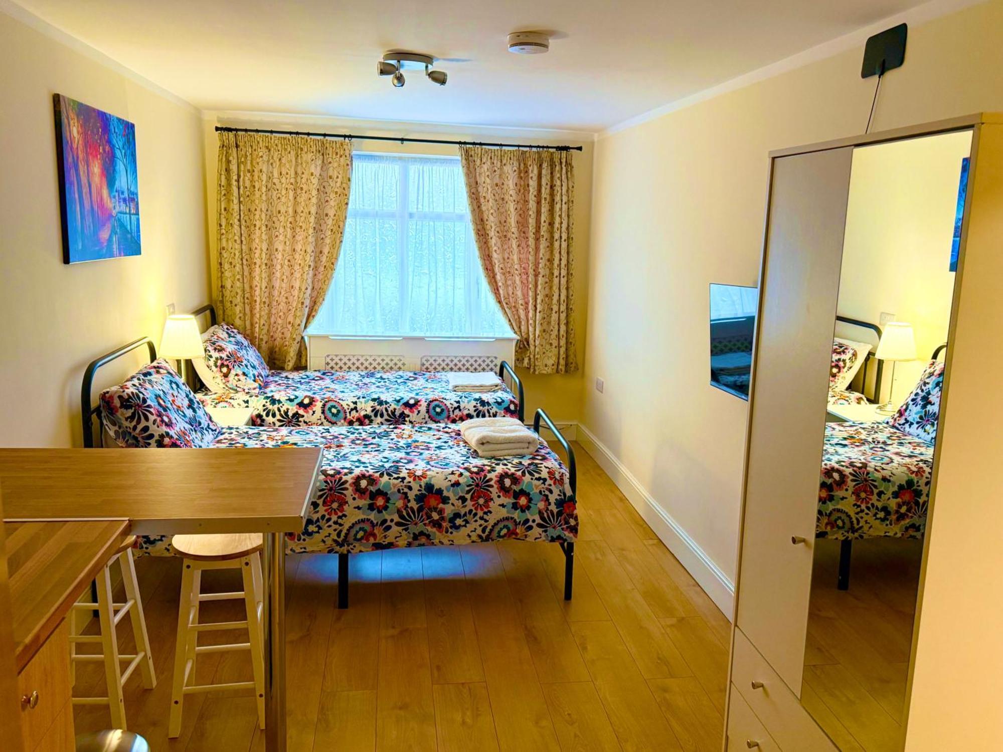 Appartement 2 Bed Studio-free Parking-pet Friendly-garden *