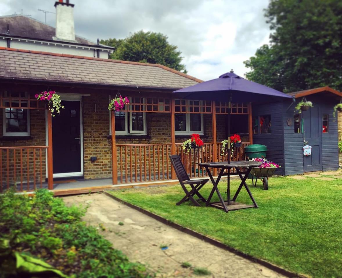 Chalet Lovely Garden In Londres