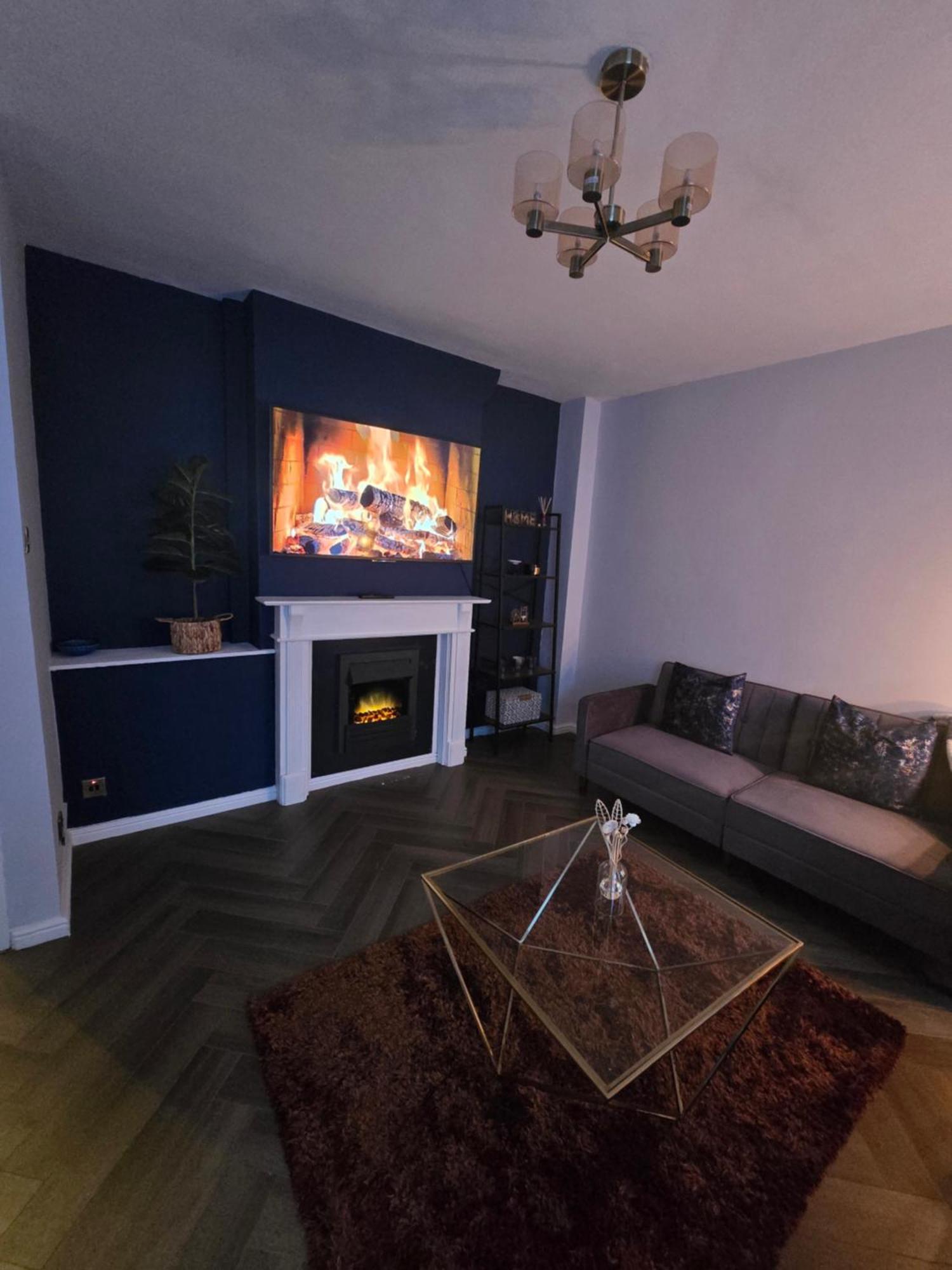 Contemporary & Spacious 1bd - Fireplace With Modern Comforts * Londres