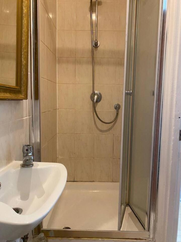 Spacious 4 Beds - All Private Bathrooms In Canary Wharf Gasthof London