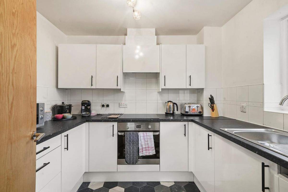 Comfortable 2-bed Flat, Free Parking, Near Excel Apartamento *