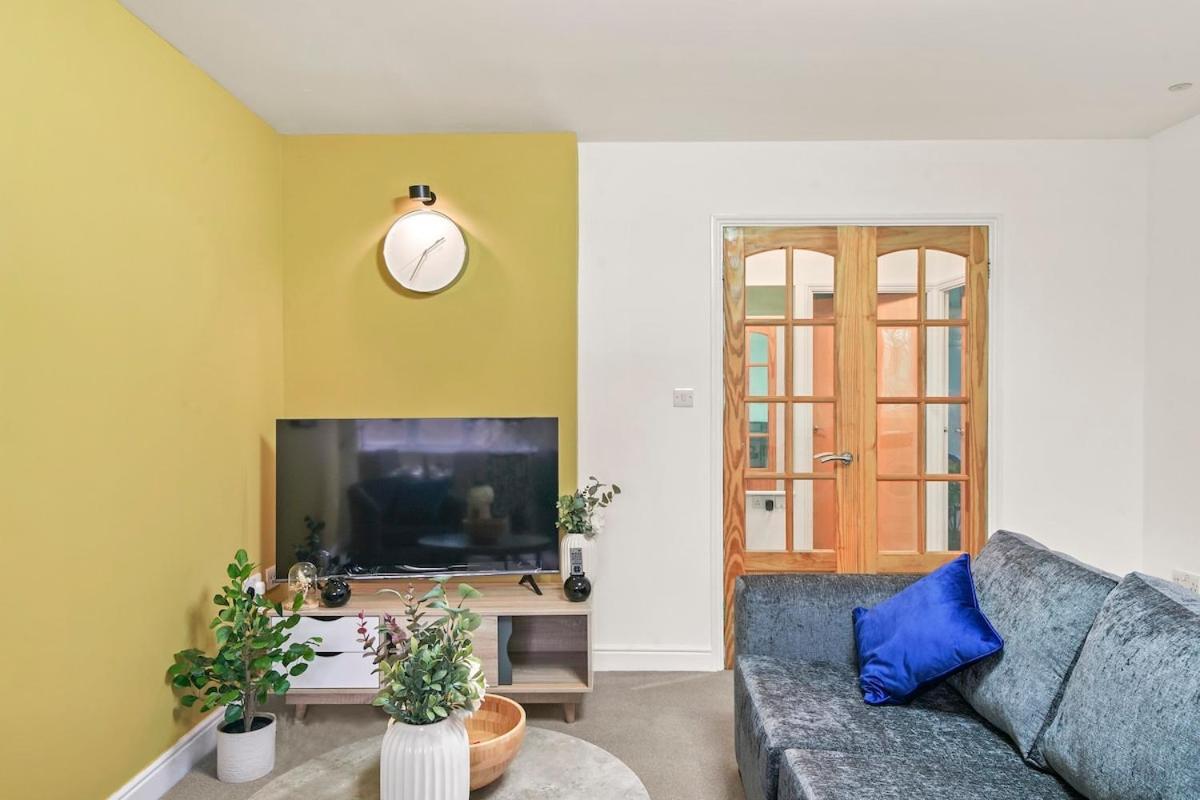 Apartamento Comfortable 2-bed Flat, Free Parking, Near Excel *