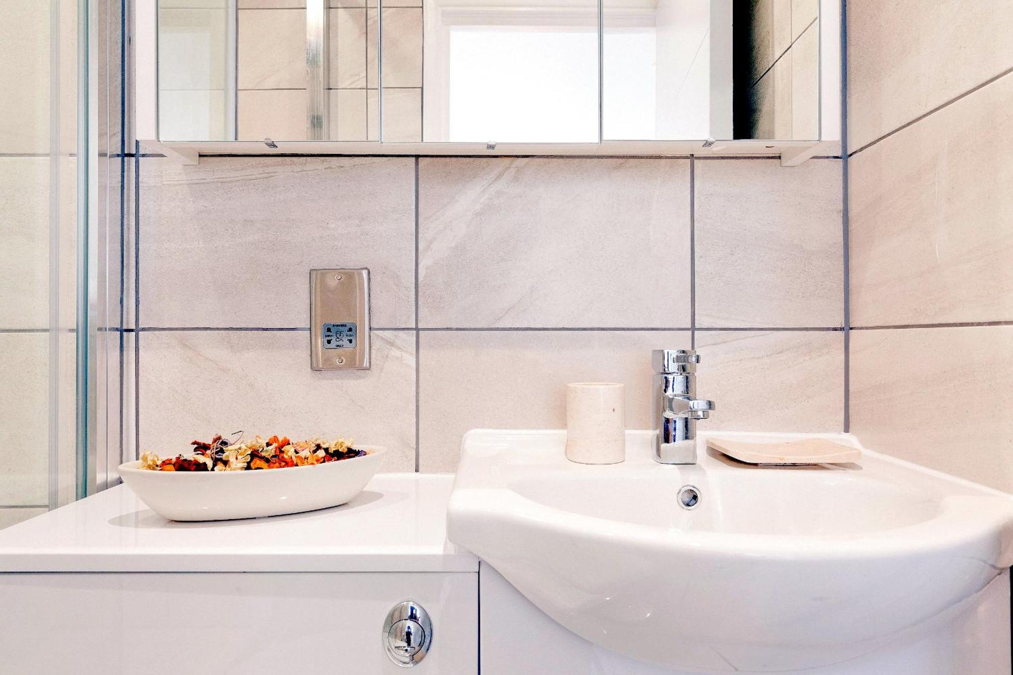 New Large 4 Bedroom & 3 Bathroom Flat Near Angel Station In Zone 1 For Max 13 Guests Londres