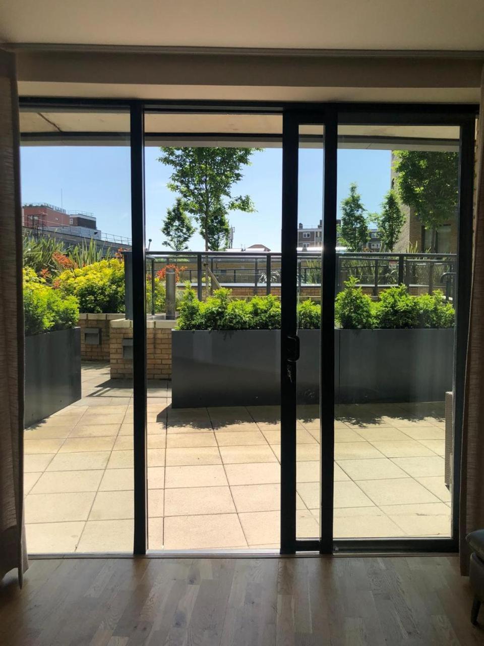 Urban Retreat Near The Thames *