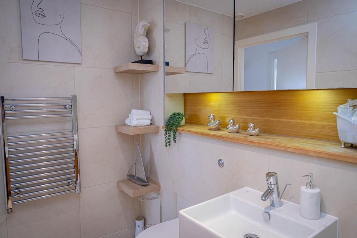 Appartement Penthouse - Canary Wharf - 24 Hr Concierge, Gym, Hot Tub, Sauna, Balcony, Terrace *