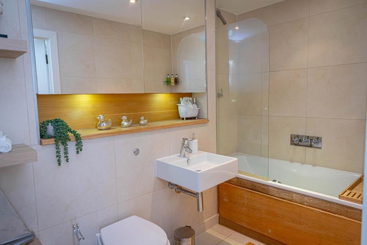 Appartement Penthouse - Canary Wharf - 24 Hr Concierge, Gym, Hot Tub, Sauna, Balcony, Terrace Londres
