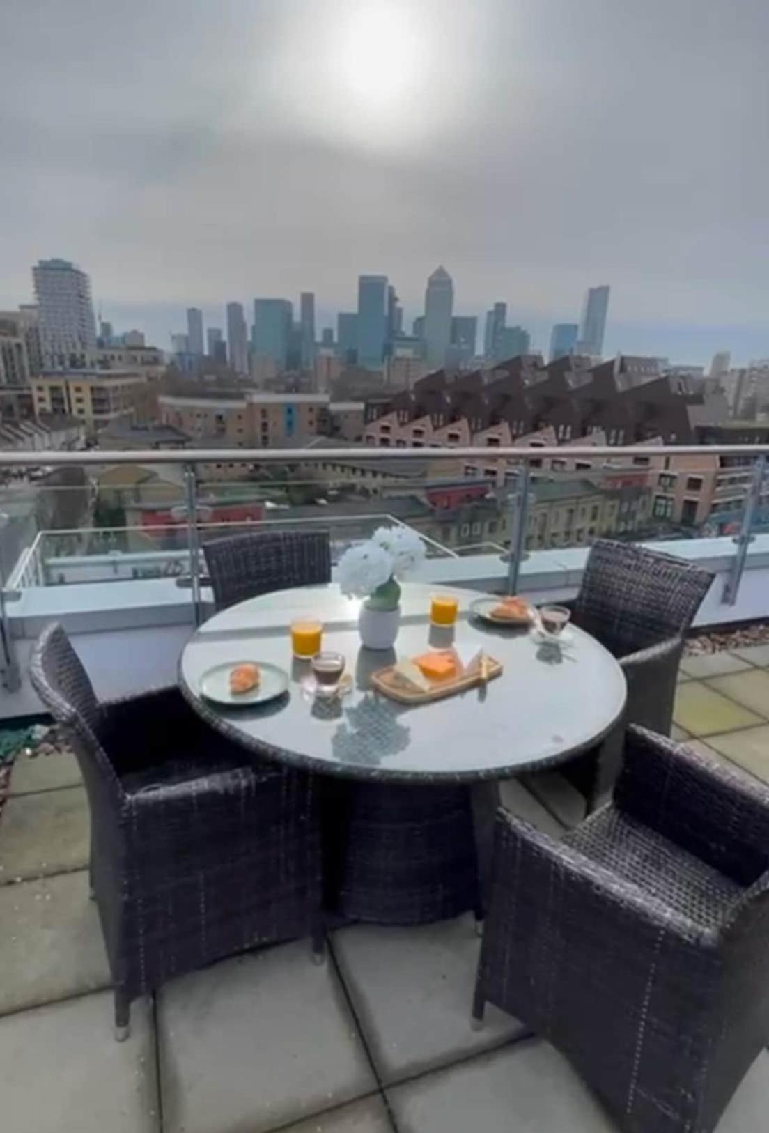 Appartement Penthouse - Canary Wharf - 24 Hr Concierge, Gym, Hot Tub, Sauna, Balcony, Terrace