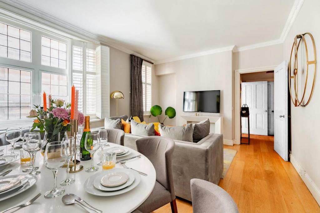 Appartement Revamped & Luxxe For Covent Garden Lovers! Adorable For Families & Friends Londen