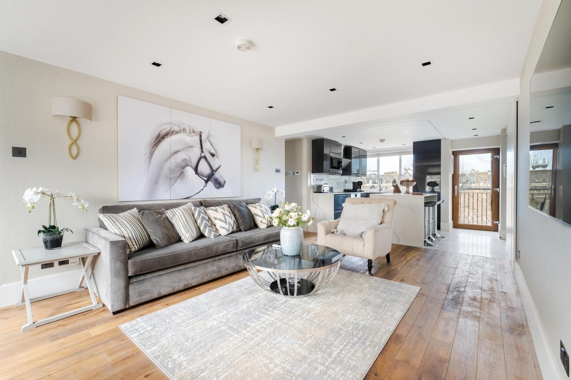 Luxury 3 Bedrooms In *