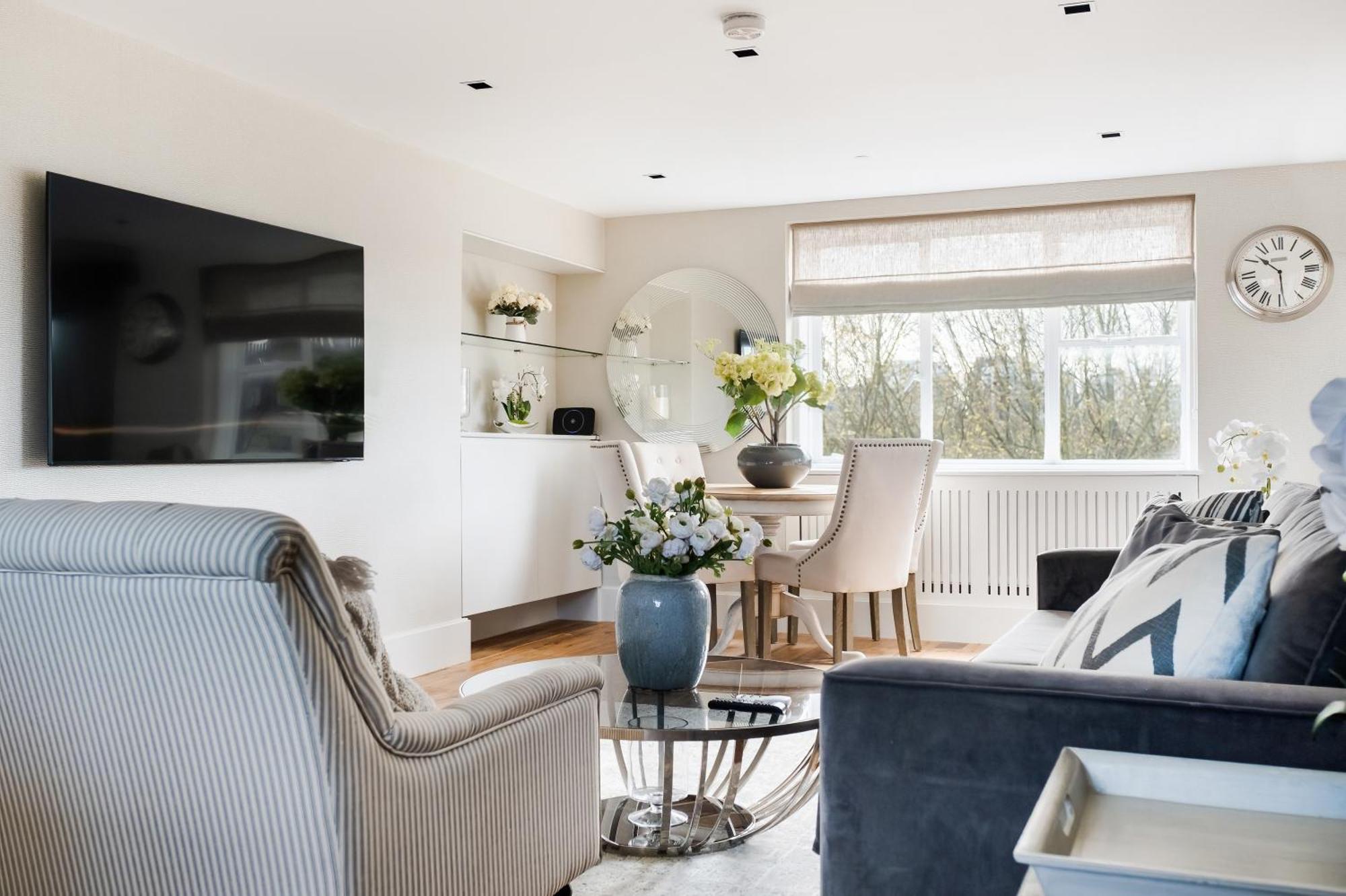 Luxury 3 Bedrooms In *