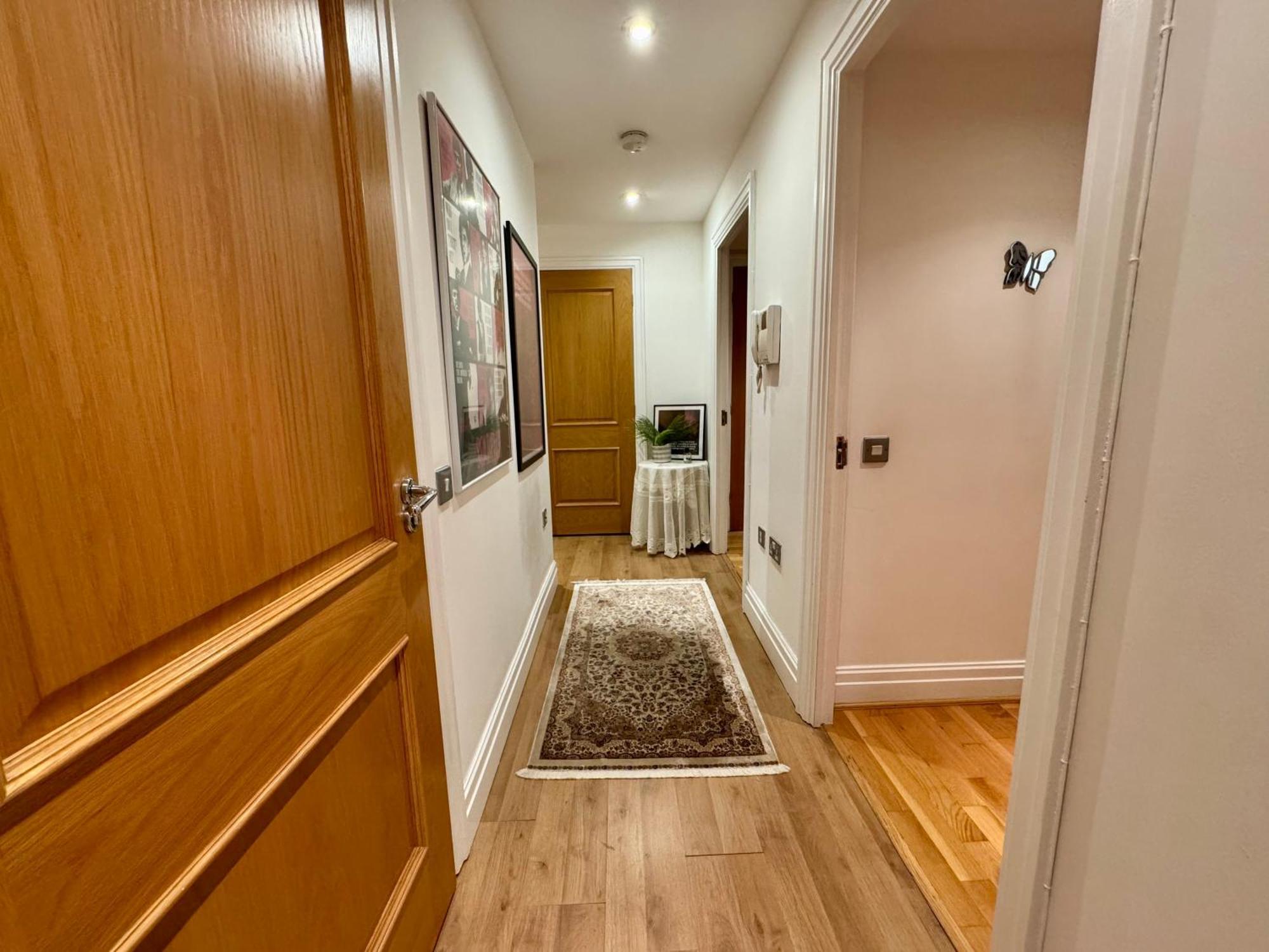 Paddington Lake Side 2bed 2bath Appartement