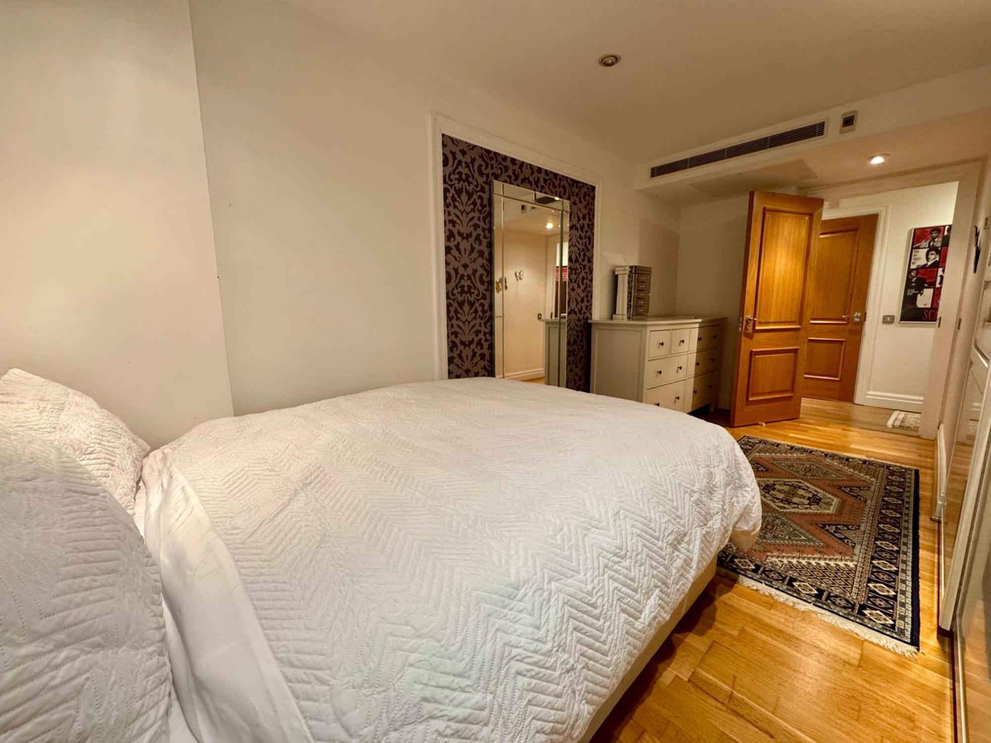 Paddington Lake Side 2bed 2bath Appartement *