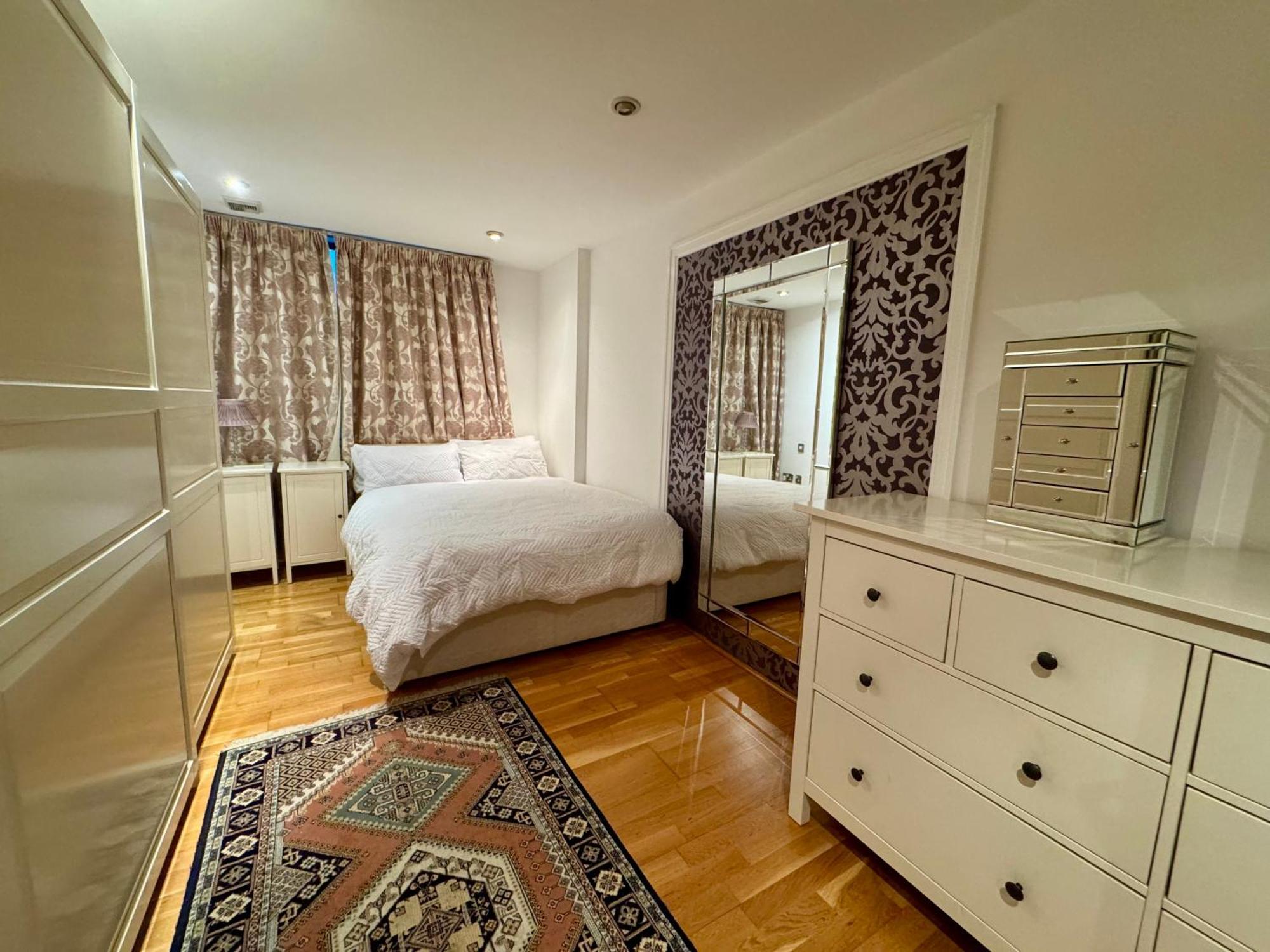 Paddington Lake Side 2bed 2bath Appartement