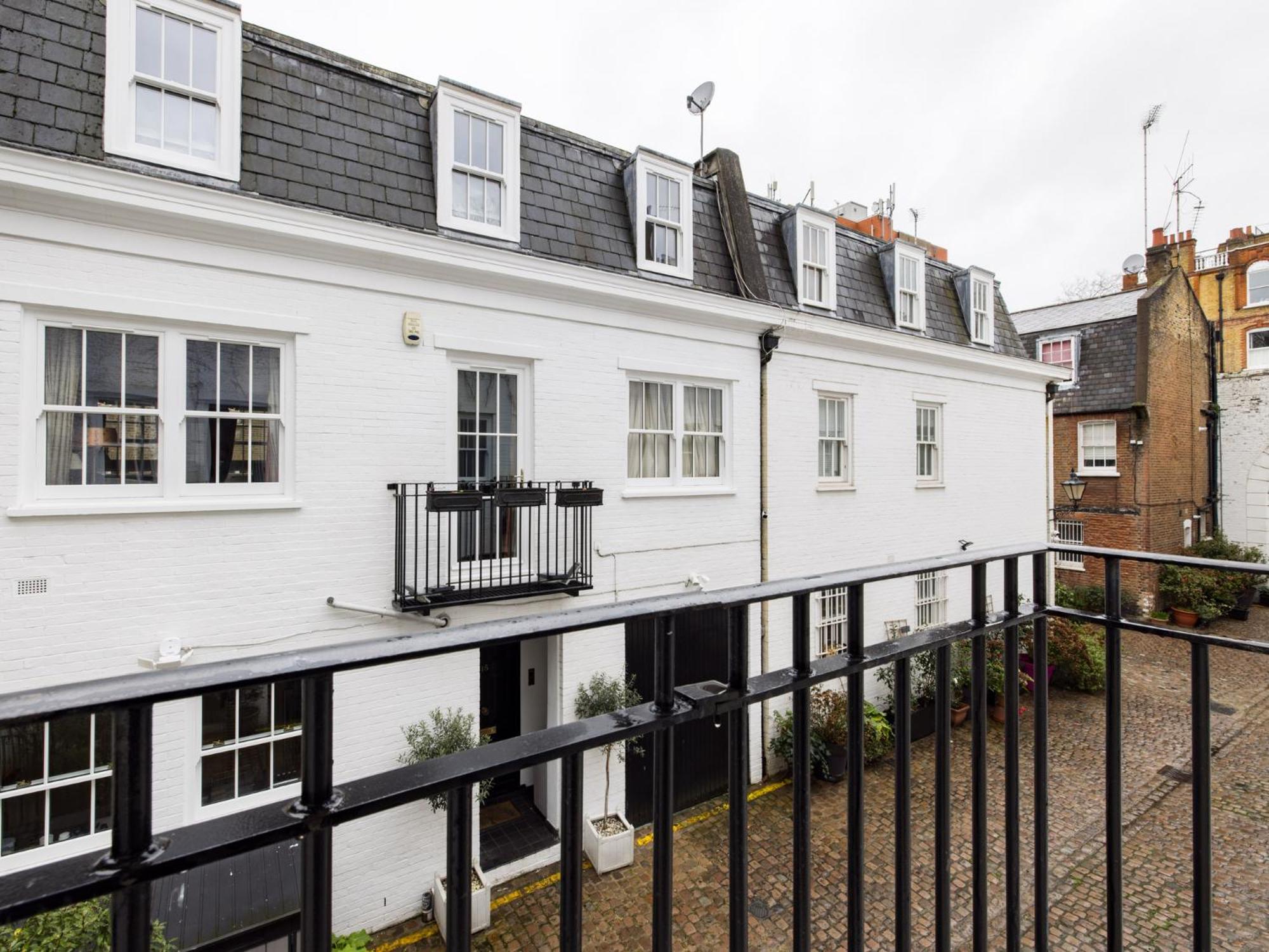 Pass The Keys Stylish 3 Bedroom House In A Quiet Mews By Tube *