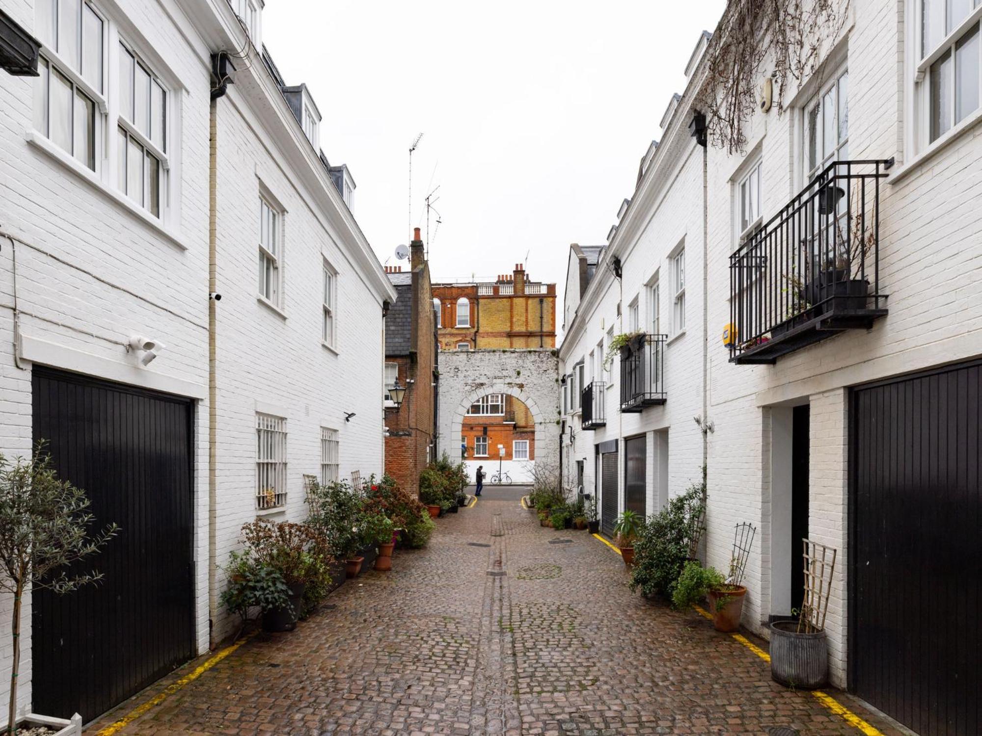 Pass The Keys Stylish 3 Bedroom House In A Quiet Mews By Tube *