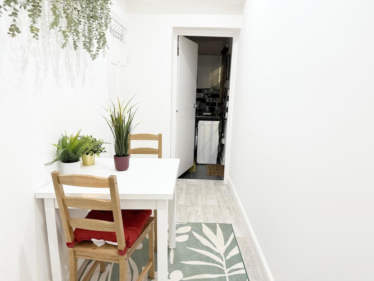 25 Mins To With Free Parking & Large Garden Londres
