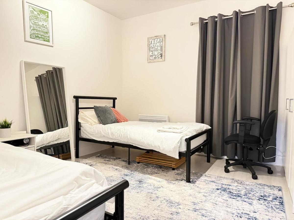25 Mins To With Free Parking & Large Garden Appartement *