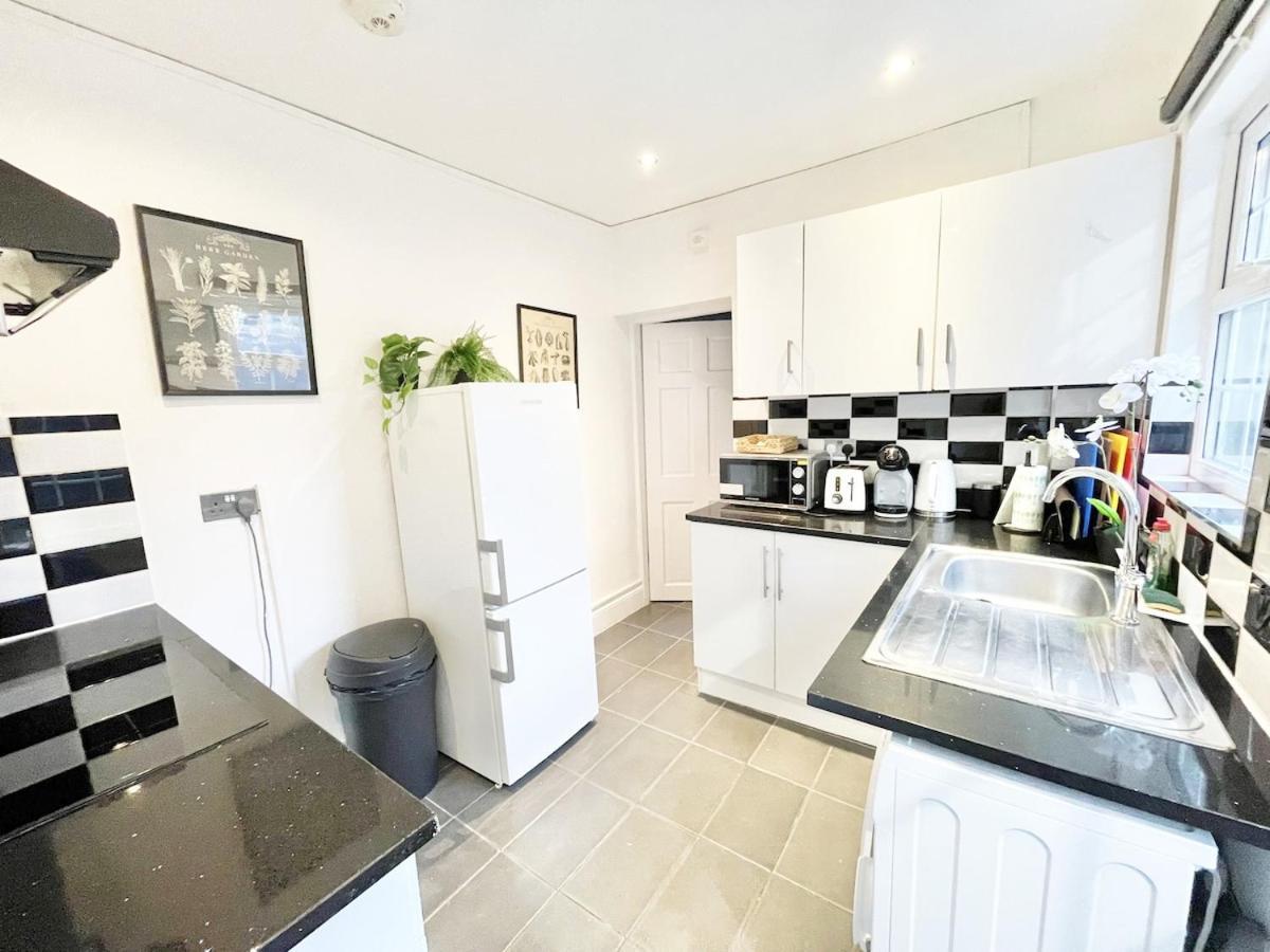 25 Mins To With Free Parking & Large Garden * Londres