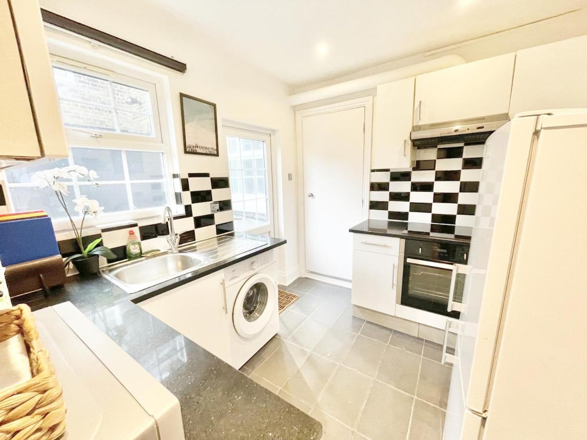 25 Mins To With Free Parking & Large Garden Appartement *