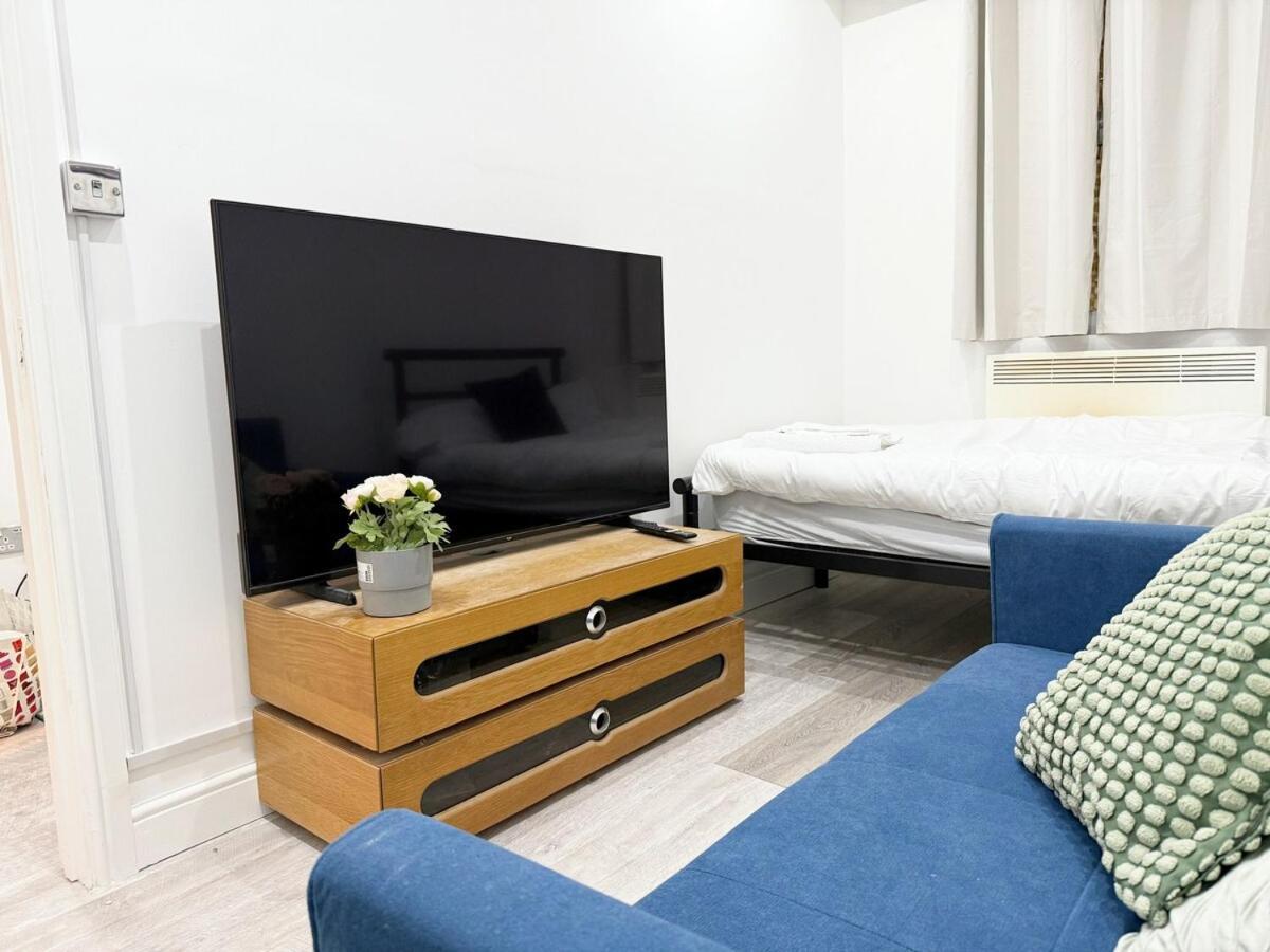 25 Mins To With Free Parking & Large Garden Appartement Londres